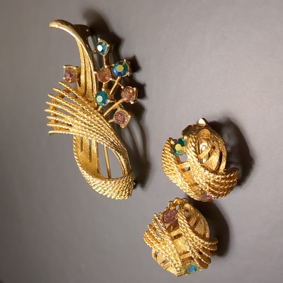 Lisner Jewelry Jewelry - LISNER Vintage Brooch Set